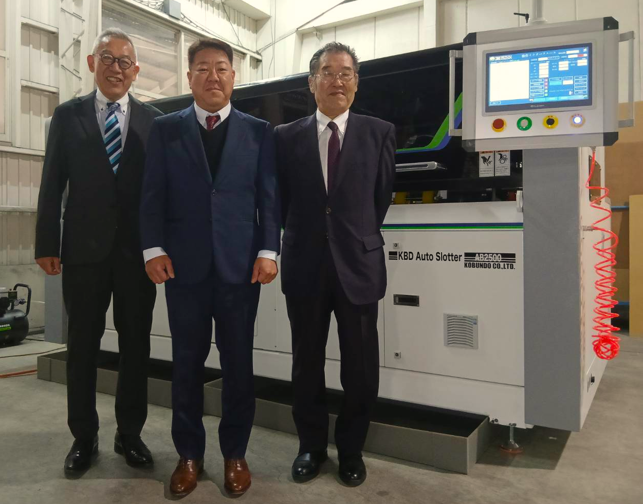 国内第1号納入のKBD AutoSlotterと共に